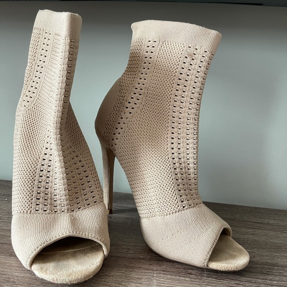 Cape Robbin Heels - Picture 2 of 3